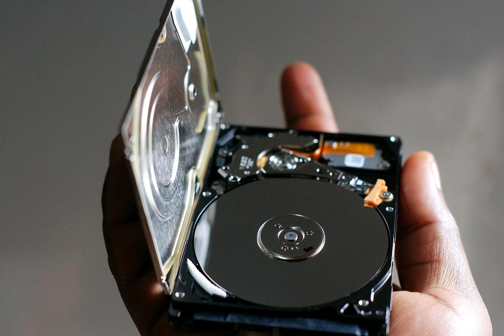 Internal hard drive with platters and read/write arm