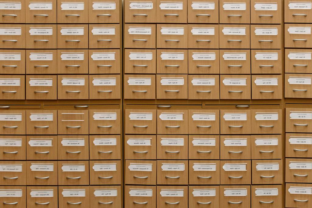 Holographic data storage visualization with light beams